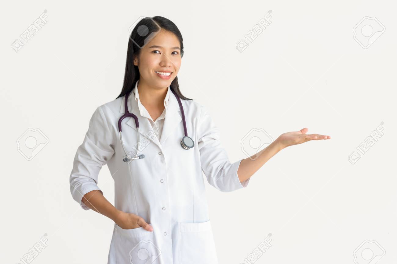 幸せな興奮した若い医者は脇を指差す の写真素材 画像素材 Image 幸せな興奮した若い医者は脇を指差す の写真素材 画像素材 Image