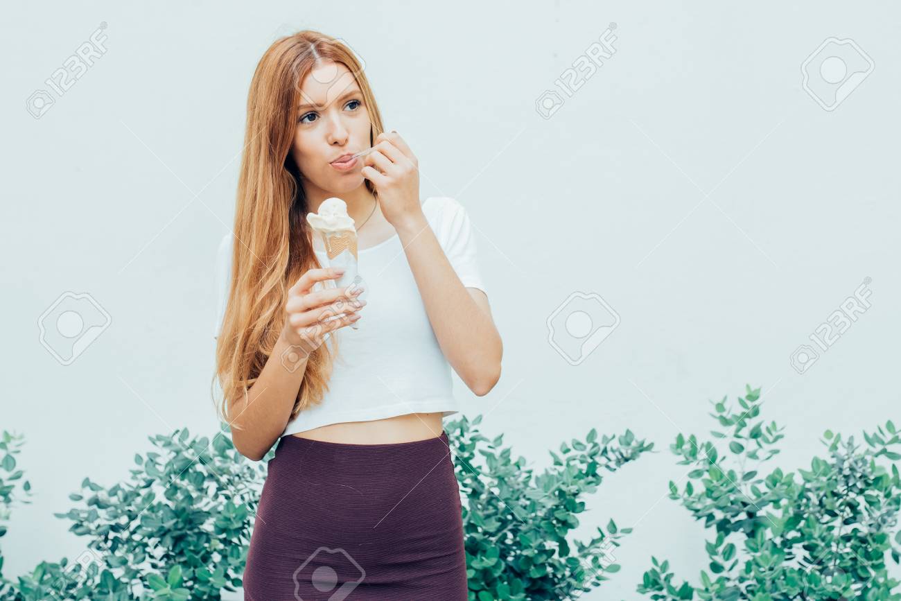 スプーンでアイスクリームを食べる夢のような女の子 の写真素材 画像素材 Image スプーンでアイスクリームを食べる夢のような女の子 の写真素材 画像素材 Image