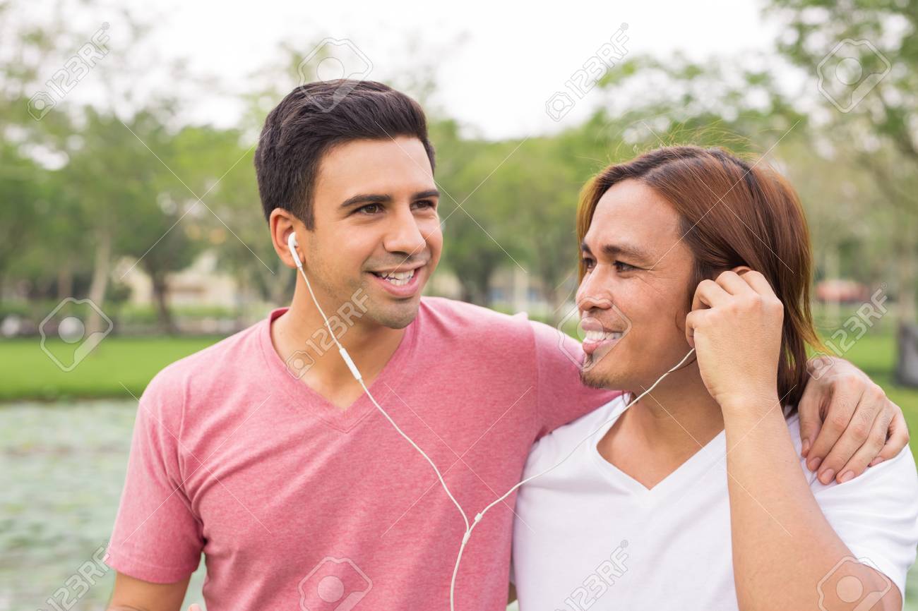 公園で音楽を聴く二人の幸せな男性 の写真素材 画像素材 Image