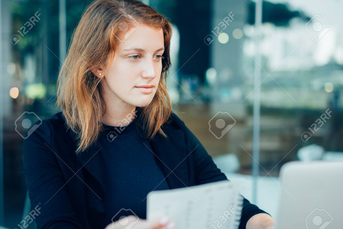 カフェで働く女性フリーランサーに焦点を当てた の写真素材 画像素材 Image カフェで働く女性フリーランサーに焦点を当てた の写真素材 画像素材 Image