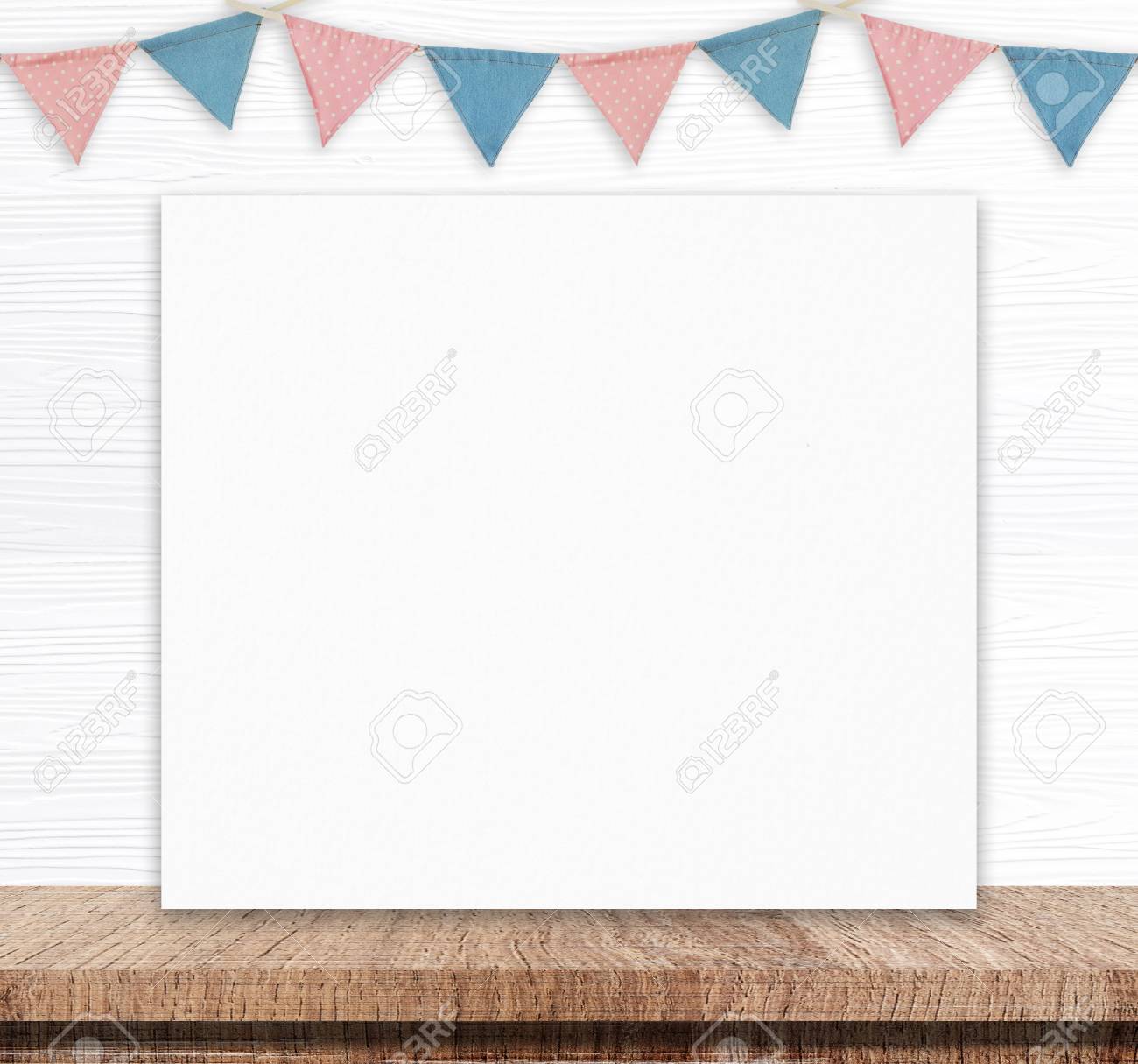 空白のホワイト ボードと白い木製の壁背景 コピーのテキストのための領域をぶら下げパーティー フラグ の写真素材 画像素材 Image