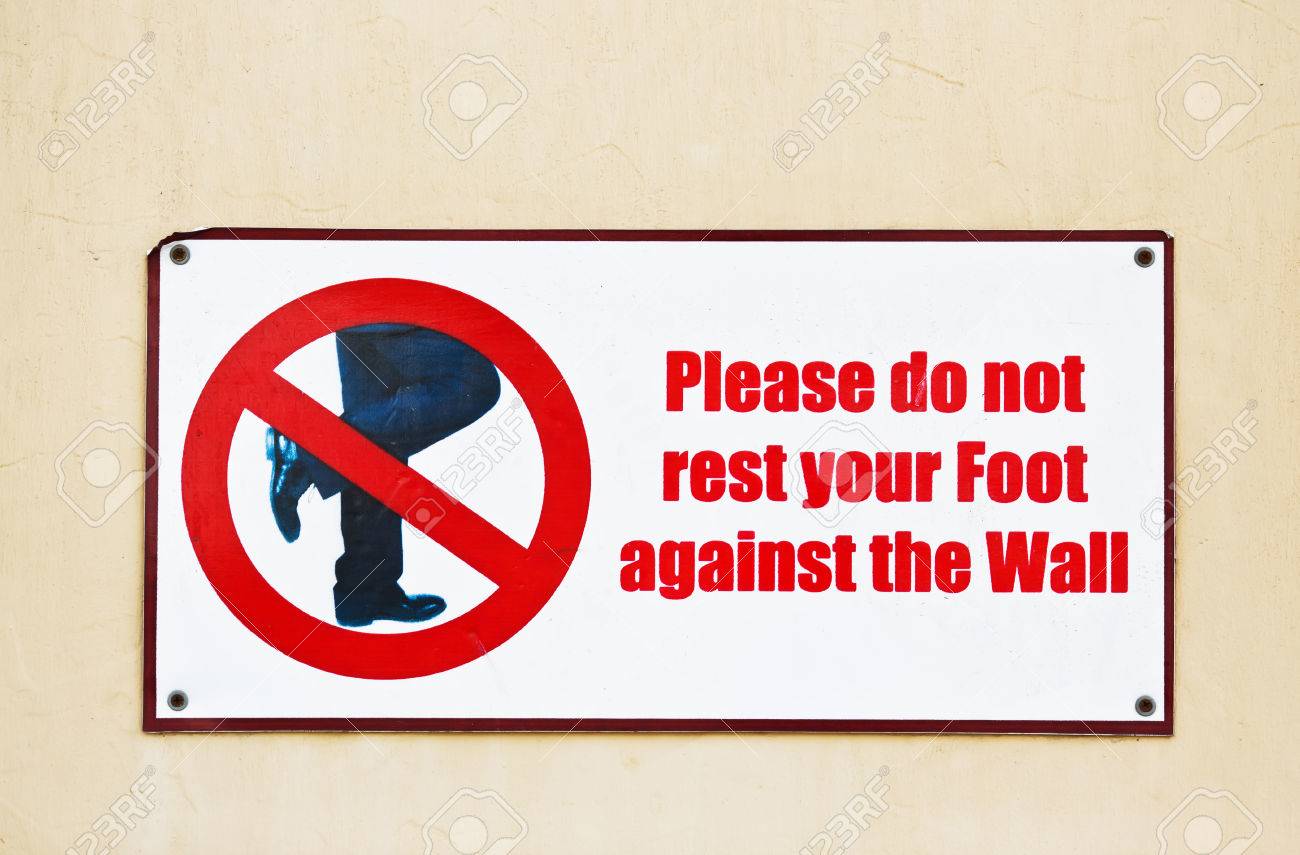 壁にしてくださいあなたの足をかけないようにしてください 制限のある道路標識 の写真素材 画像素材 Image