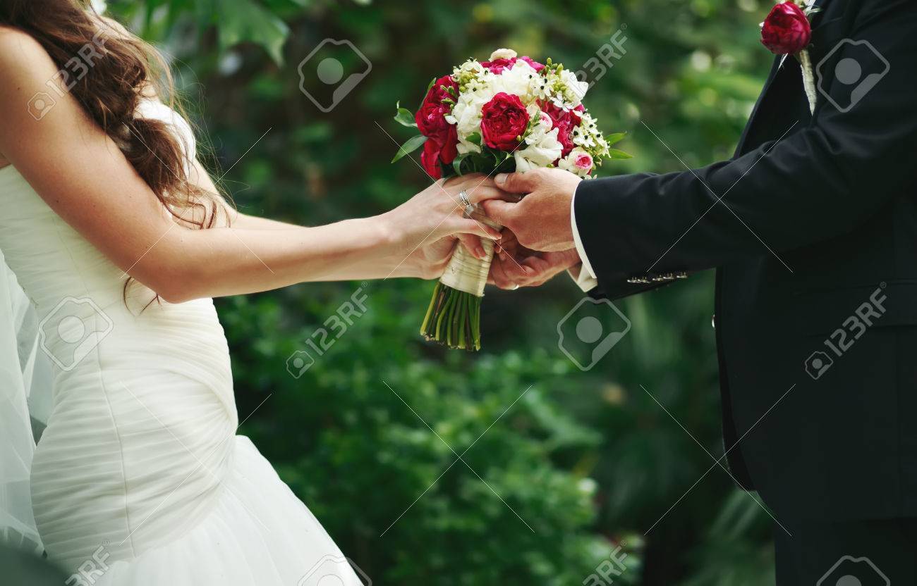 私の結婚式の白人カップルの今日と毎日 手と結婚します の写真素材 画像素材 Image