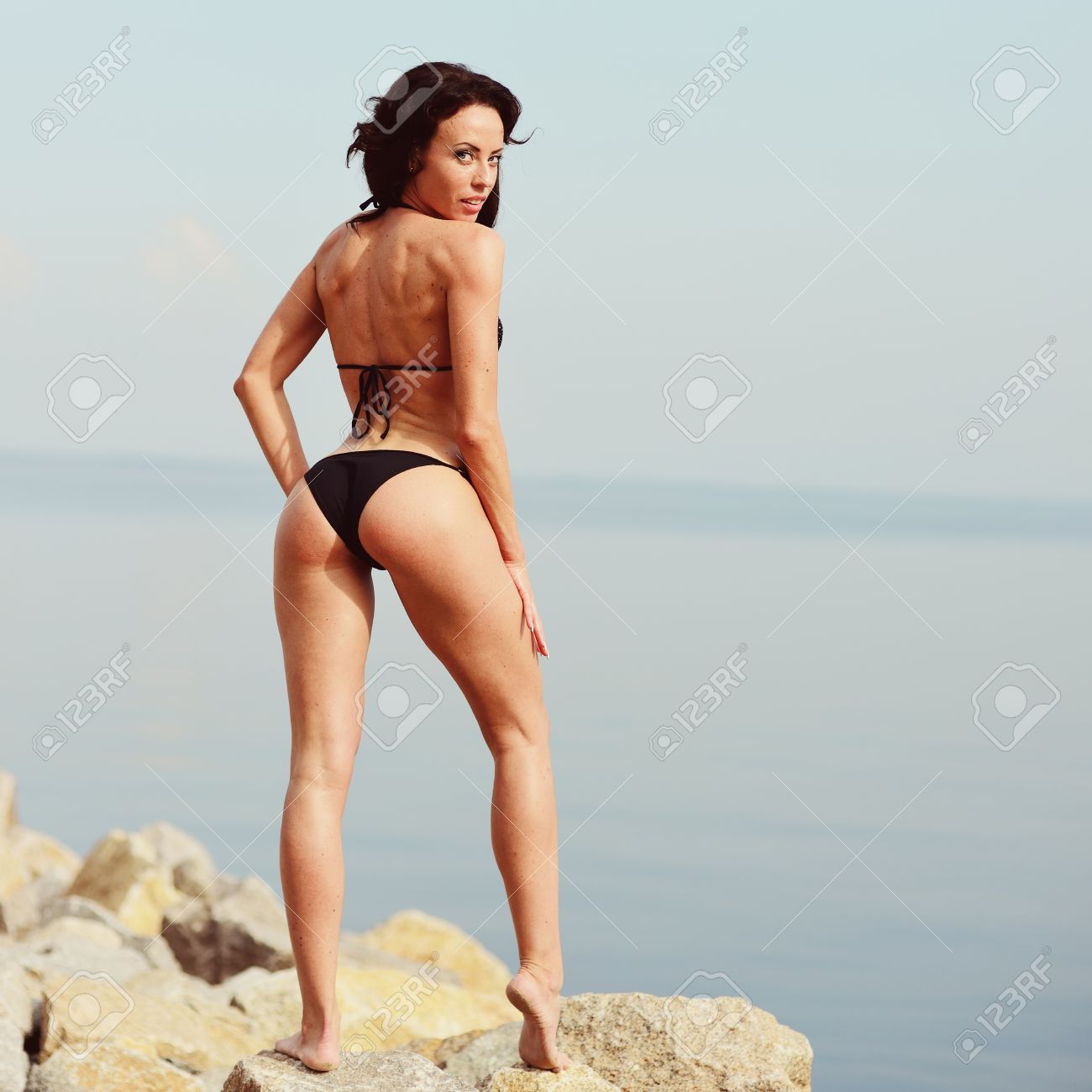 海辺でセクシーな女の子 クールなボディ の写真素材 画像素材 Image