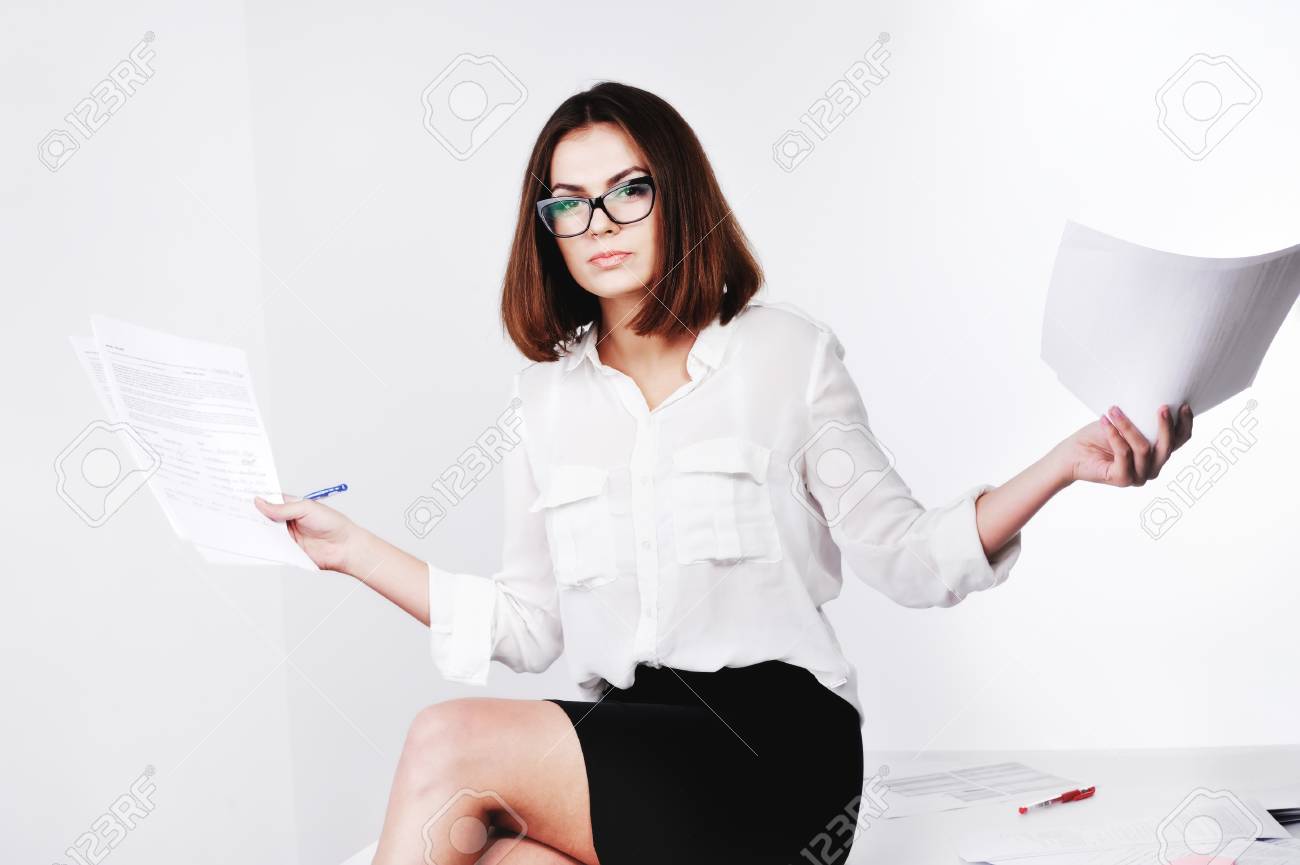 若い秘書女性にメガネでオフィスの机で紙での作業 の写真素材 画像素材 Image