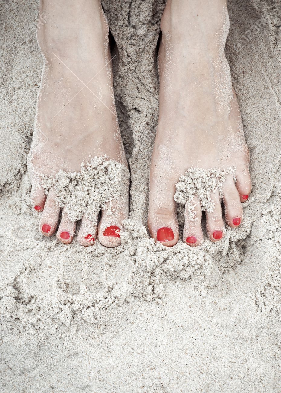 Pies De La Mujer En La Arena En La Playa Las Unas Pintadas De Color Rojo Fotos Retratos Imagenes Y Fotografia De Archivo Libres De Derecho Image 44031303