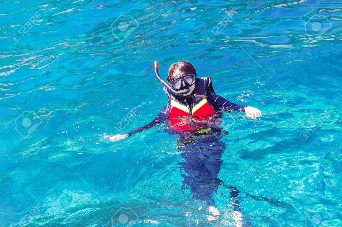 観光客は 海に潜る の写真素材 画像素材 Image