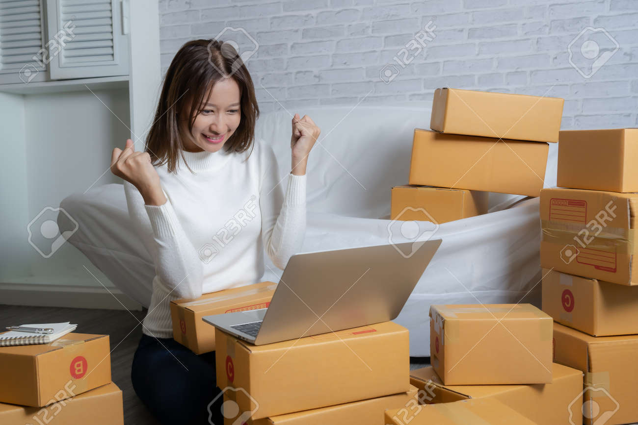 Beautiful Asian girl shop online are prepare for customer service with a smile. - 170974748 Beautiful Asian girl shop online are prepare for customer service with a smile. - 170974748