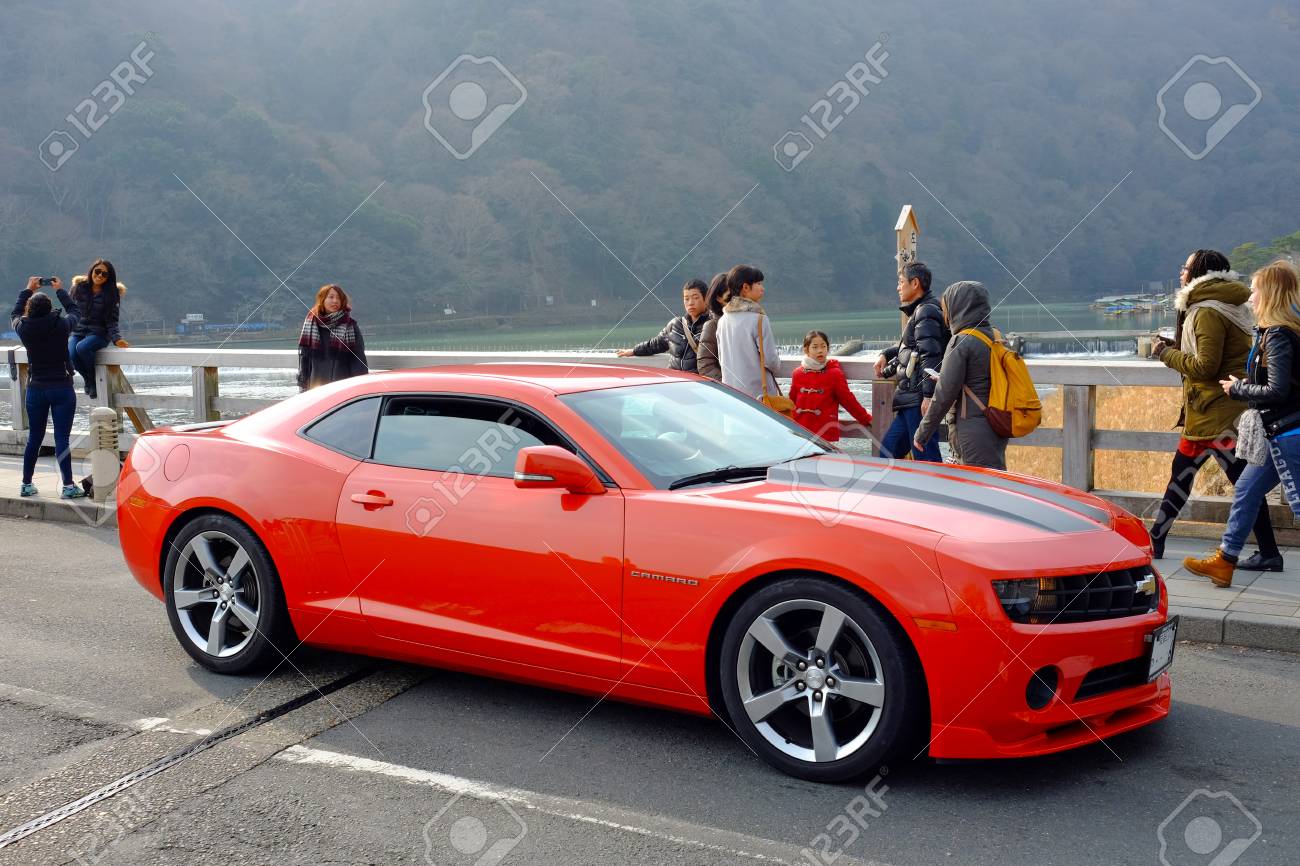 渡月橋 嵐山で京都市 日本 14 年 12 月 30 日 赤シボレー カマロ の写真素材 画像素材 Image
