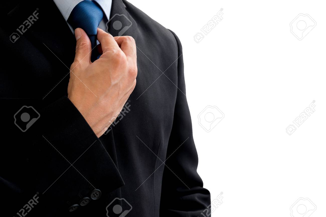 Homme Daffaires Isolé En Costume Gris Foncé Réarranger Sa Cravate Pour Importante Réunion Et Beaucoup Daffaires