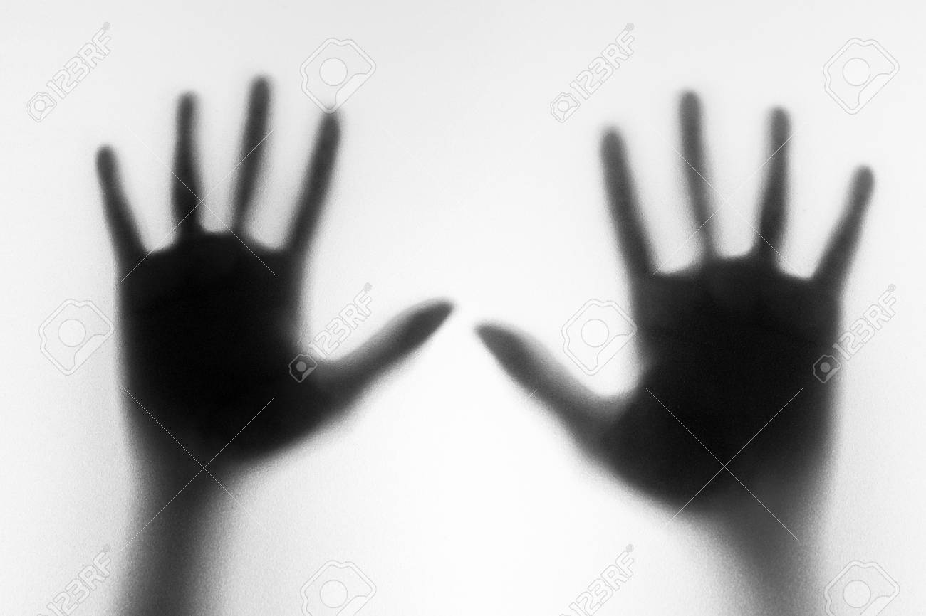 影の手を白の曇りガラスを表す危険 恐怖 ヘルプ ホラーと怖い の写真素材 画像素材 Image