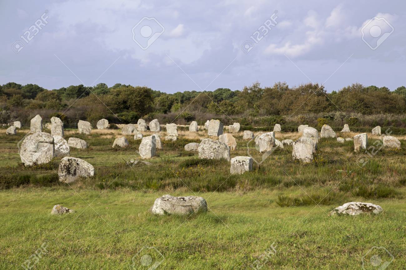 フランス北西部のブルターニュのカルナックで興味をそそられる立っている石 の写真素材 画像素材 Image