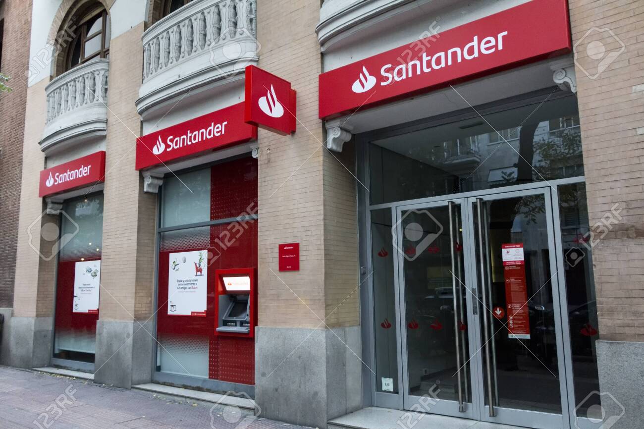 マドリッド、スペイン-2019年11月23日。サンタンデール銀行事務所のサンタンデールのロゴ。サンタンデールは1857年に設立されたスペインの銀行ですの写真素材・画像素材  Image 146241958