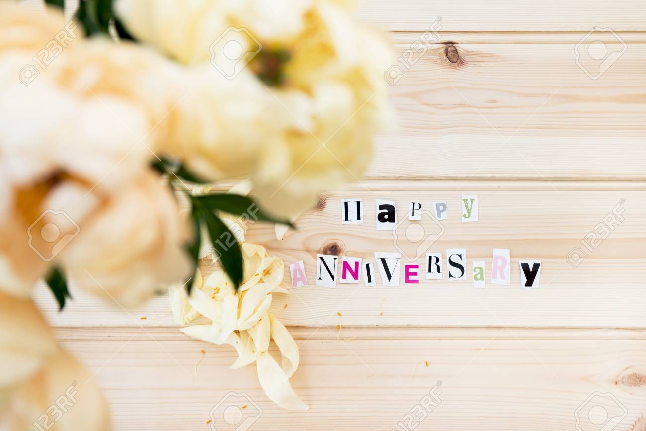 Lettres Joyeux Anniversaire Decoupee Dans Magazine De Pivoine Sur Fond De Bois Banque D Images Et Photos Libres De Droits Image