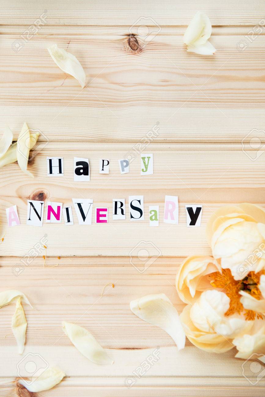 Lettres Joyeux Anniversaire Decoupee Dans Magazine De Pivoine Sur Fond De Bois Banque D Images Et Photos Libres De Droits Image