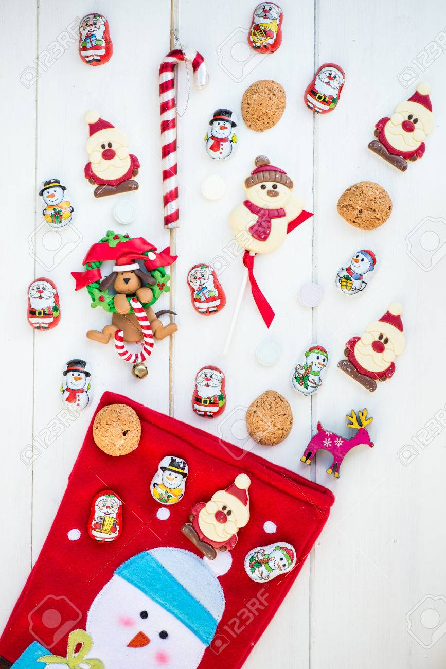 Dolci A Forma Di Babbo Natale.Immagini Stock Rosso Natale Calza E Pronto Per Un Sacco Di Dolci Al Cioccolato Come Babbo Natale Pupazzo Di Neve E Biscotti Image 50396847