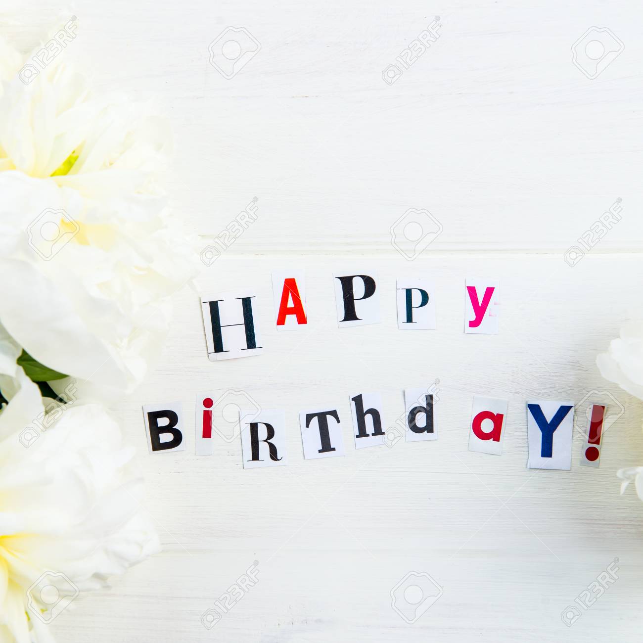 Joyeux Anniversaire Lettres Decoupees A Partir De Magazines Et De Pivoines Blanches A Proximite Fond Blanc Banque D Images Et Photos Libres De Droits Image Joyeux Anniversaire Lettres Decoupees A Partir De Magazines Et De Pivoines Blanches A Proximite Fond Blanc Banque D Images Et Photos Libres De Droits Image