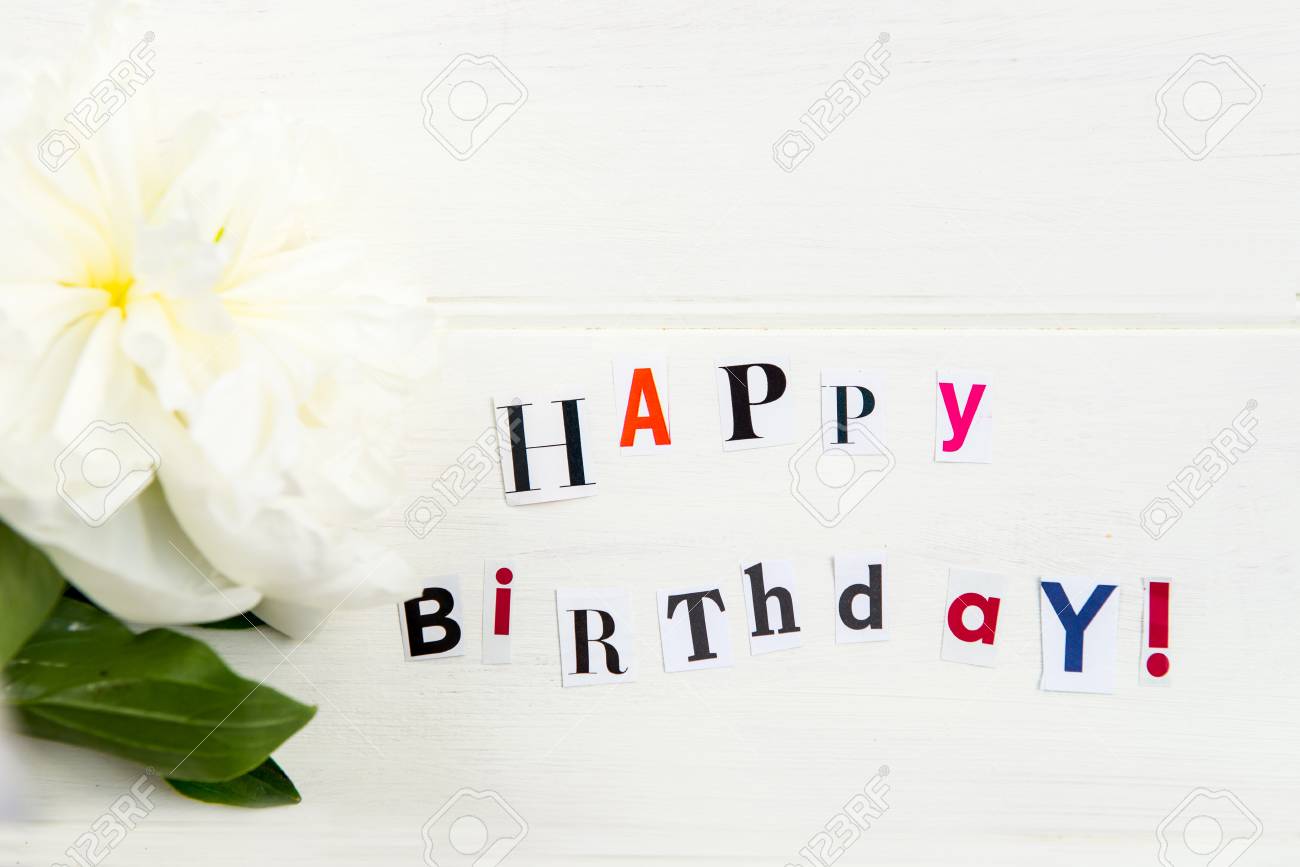 Lettres De Joyeux Anniversaire Decoupees Dans Des Magazines Et Des Pivoines Blanches A Proximite Fond Blanc Banque D Images Et Photos Libres De Droits Image Lettres De Joyeux Anniversaire Decoupees Dans Des Magazines Et Des Pivoines Blanches A Proximite Fond Blanc Banque D Images Et Photos Libres De Droits Image