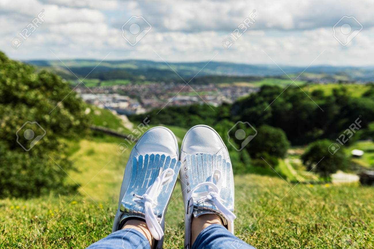 Baskets La Femme Sur Blanches Une Colline Avec Détend Yound Se En ETaxqOnE0Z