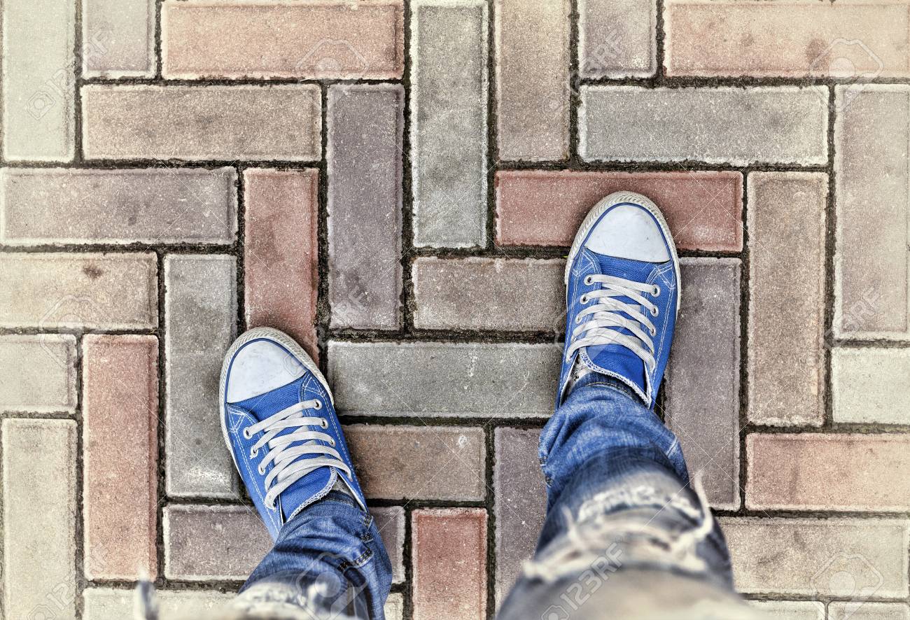 選択肢 選択肢 コンセプト パス 好みの方向の先頭 上からの眺め 歩道に青のスニーカーの足 の写真素材 画像素材 Image 8022