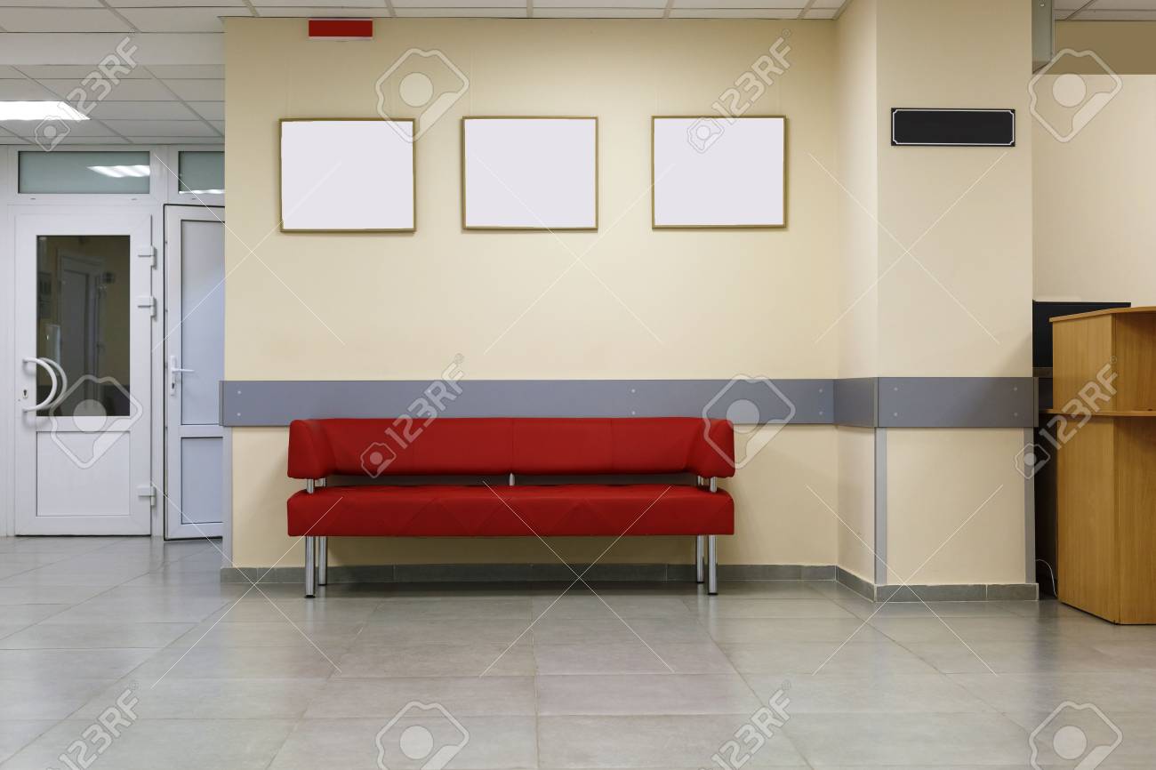 minimalistisches design für innenarchitektur wohnzimmer standardbild stil minimalismus rotes sofa innenarchitektur büro leeres warteraum mit einem modernen roten sofa vor der tür und drei leeren rahmen auf minimalistisches design für innenarchitektur wohnzimmer standardbild stil minimalismus rotes sofa innenarchitektur büro leeres warteraum mit einem modernen roten sofa vor der tür und drei leeren rahmen auf