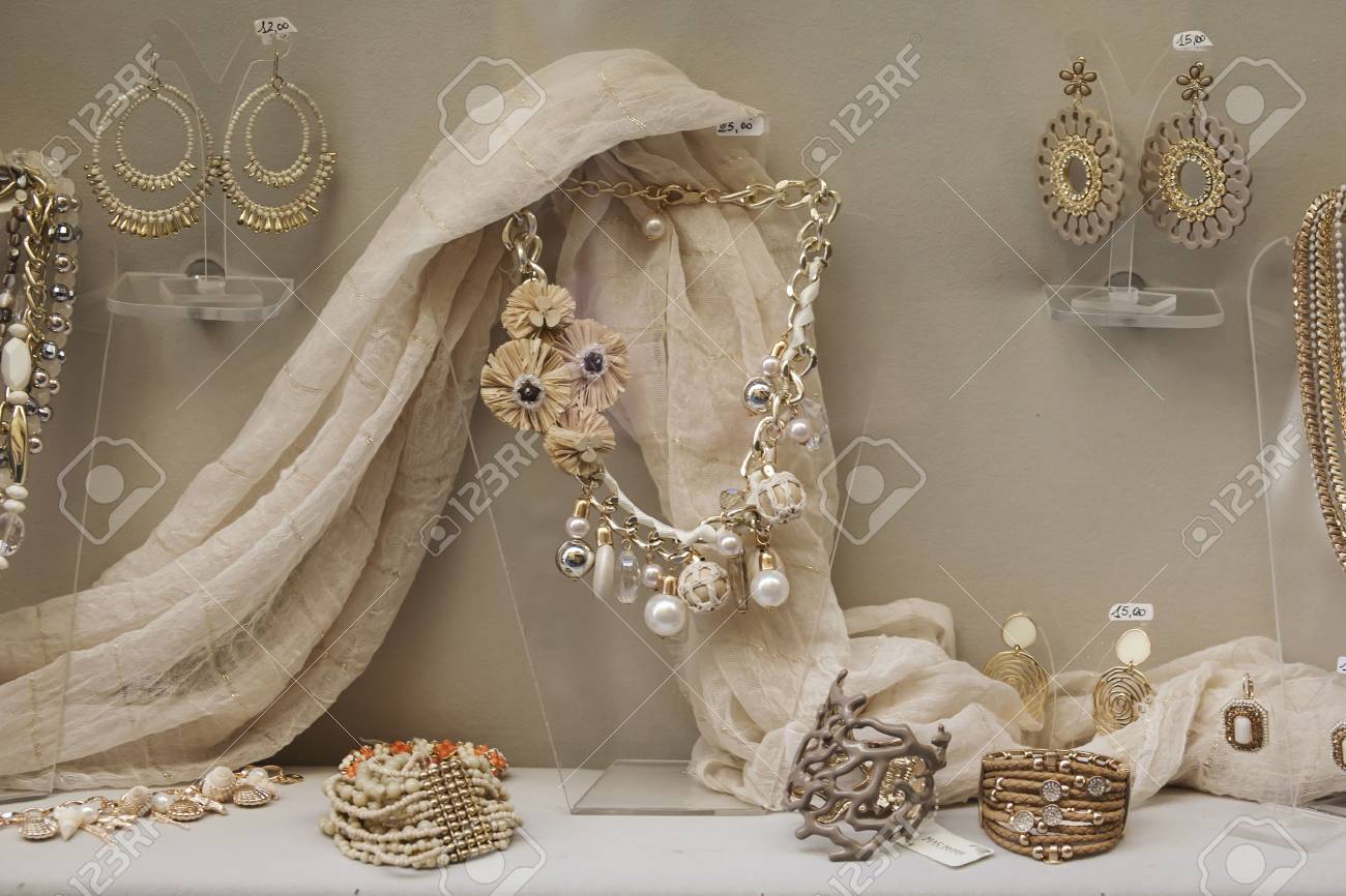 Vidriera Habitación Con Joyería Fotos, Retratos, Imágenes Y Fotografía De Libres De Derecho. Image 52545409.