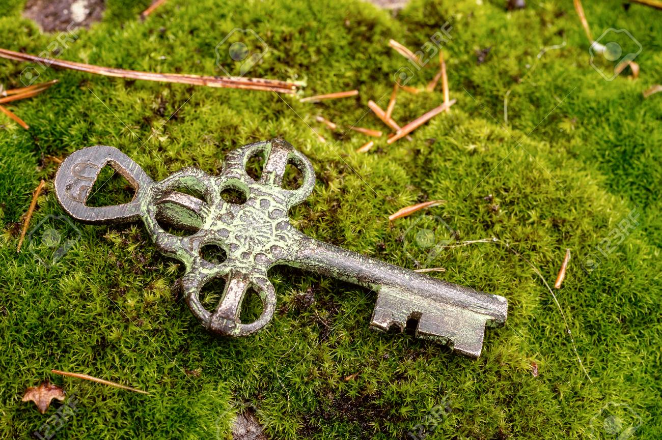 Treasure key. Старый ключ клад. Космический ключ. Золотой ключик на ладони. Ключ от сокровищницы.