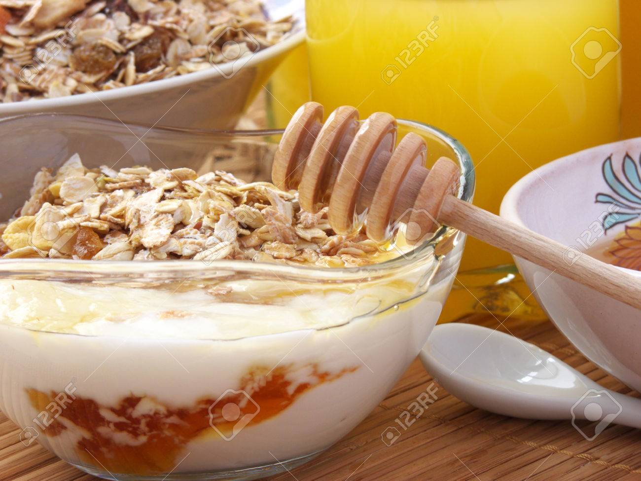 Immagini Stock Servire Ottima Colazione Sana Ciotola Con Yogurt E Muesli Miele D Api Stampato E Un Bicchiere Di Succo D Arancia La Combinazione Di Colori Bianco Oro Marrone E Arancio Image