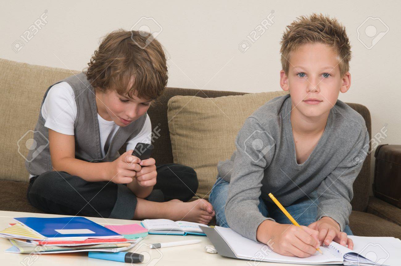 Due Amici Fare I Compiti Nel Soggiorno. Uno Di Loro è Il Gioco, L ... Due Amici Fare I Compiti Nel Soggiorno. Uno Di Loro è Il Gioco, L ...