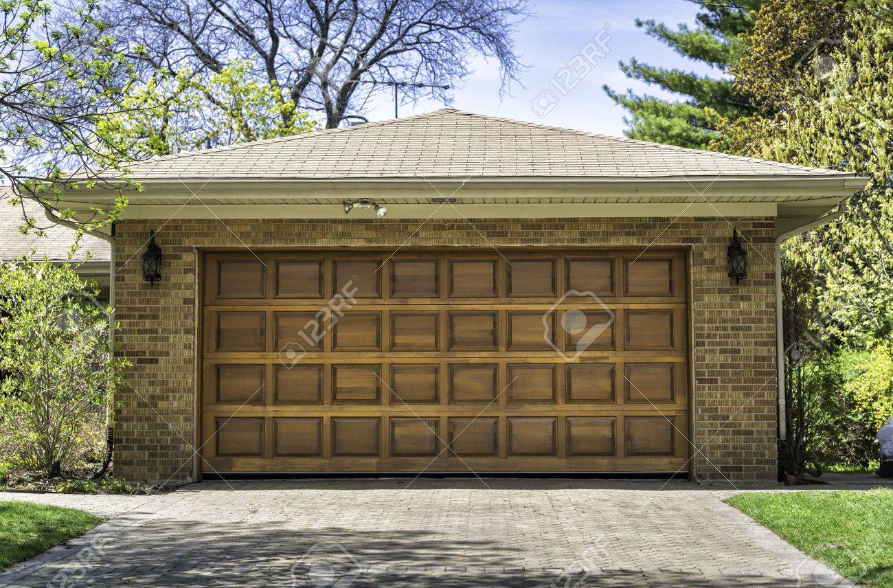 2 台の車の伝統的な木製ガレージドア の写真素材 画像素材 Image