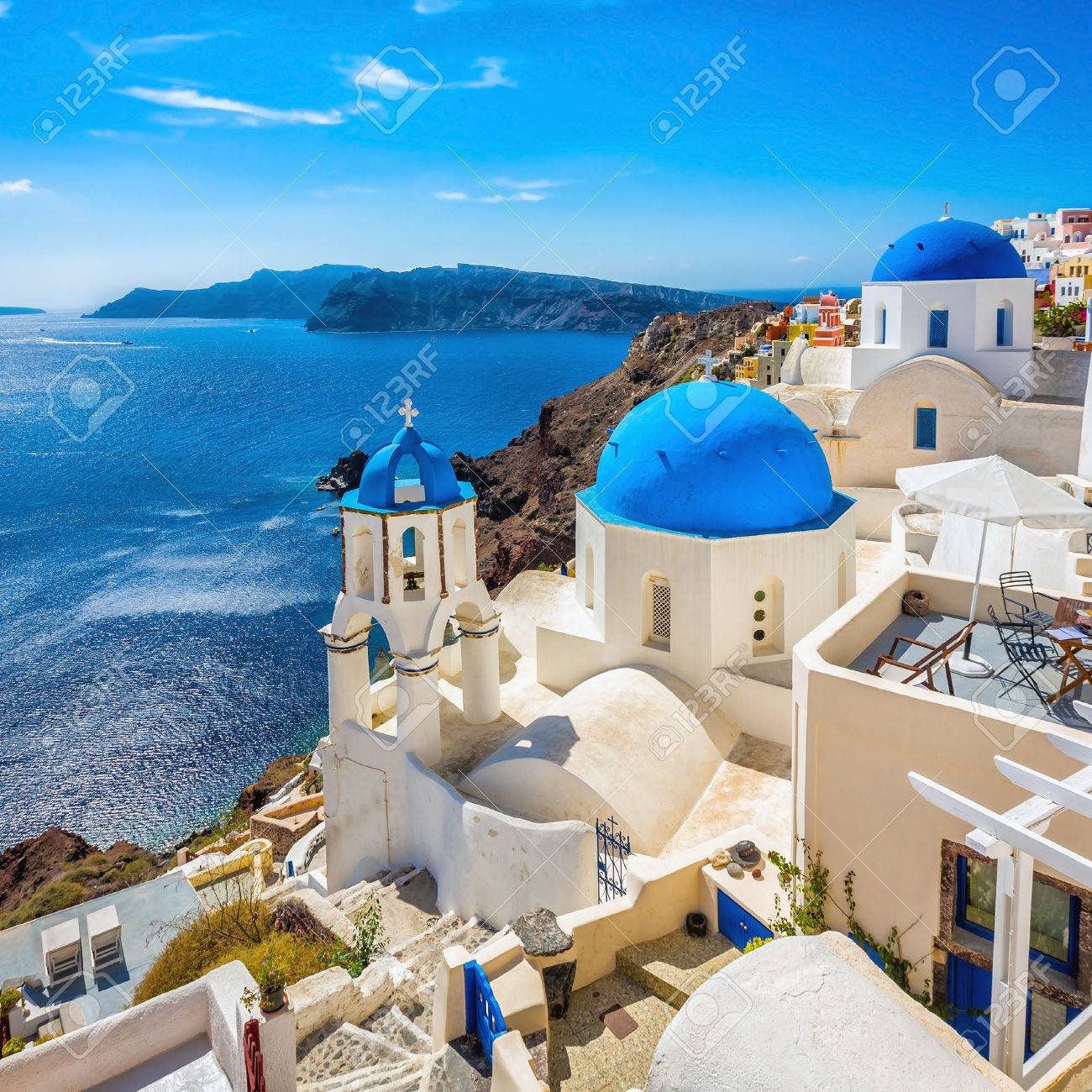 サントリーニ島の青いドームの教会 ギリシャ の写真素材 画像素材 Image