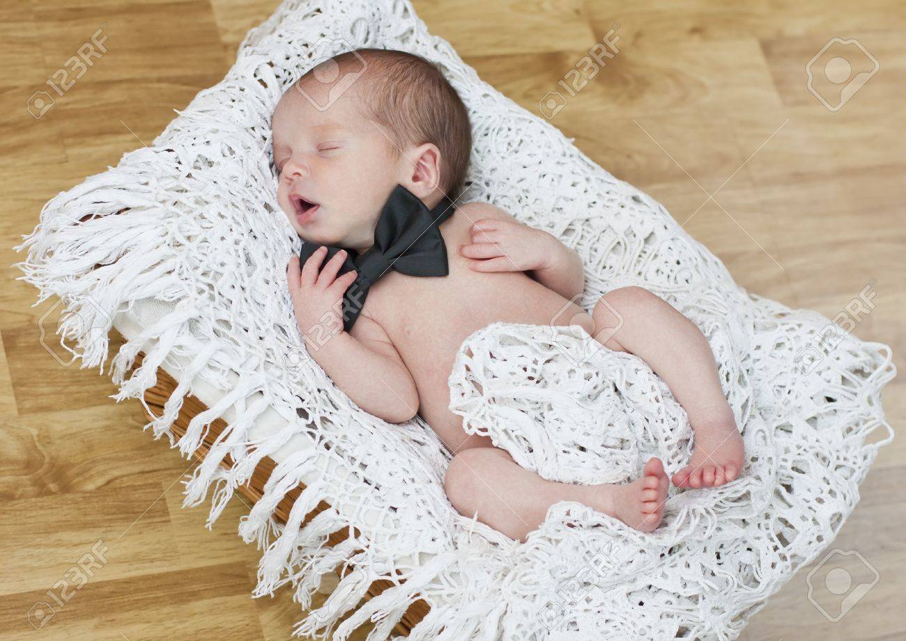 新生児男の子着て蝶ネクタイ の写真素材 画像素材 Image