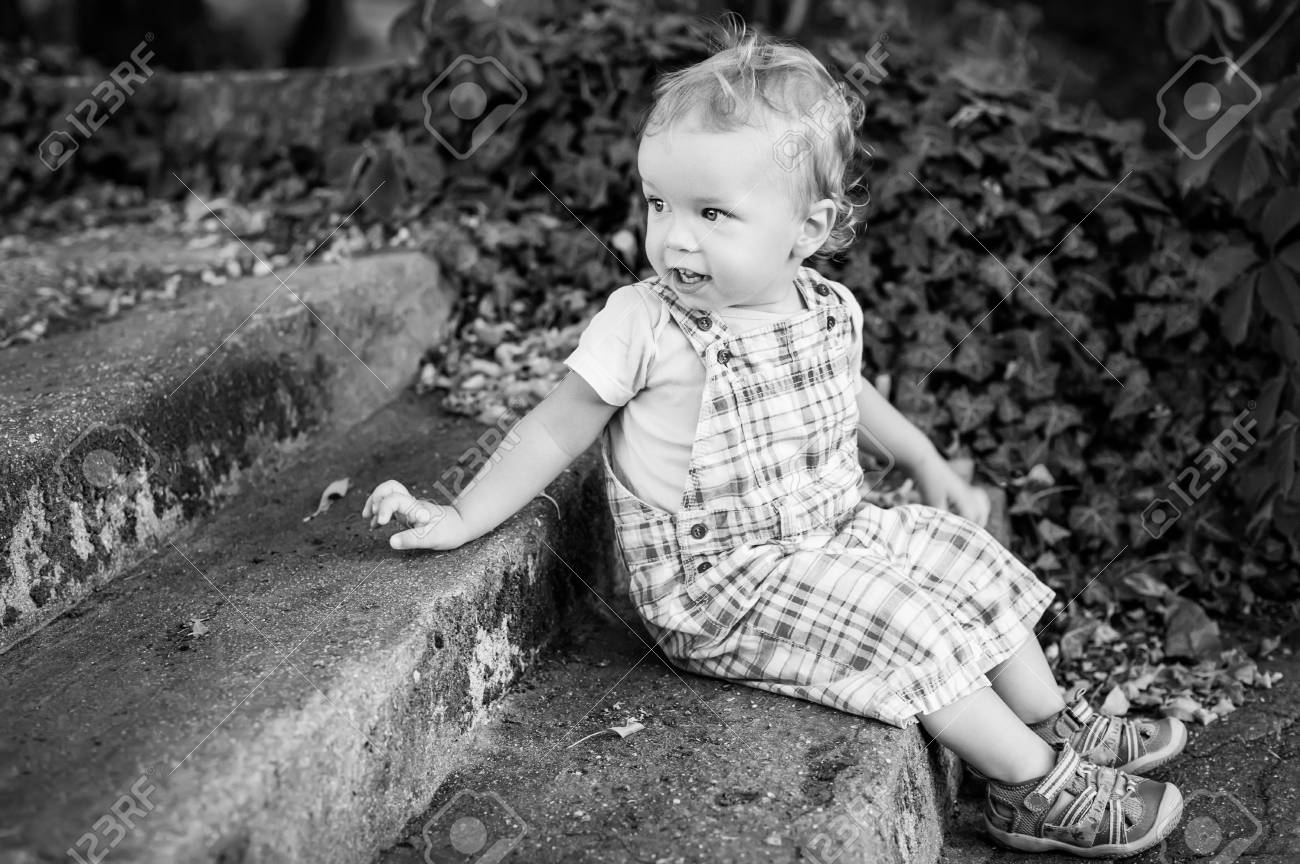 Mignon Bebe Garcon Assis Sur Les Escaliers Dans Le Parc Noir Et Blanc Banque D Images Et Photos Libres De Droits Image