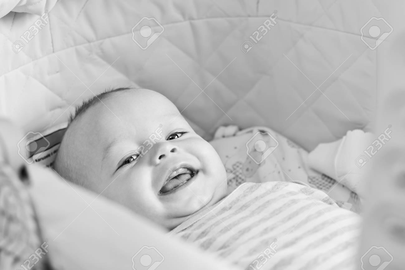 Bebe Mignon Sourire En Regardant La Camera Situee Dans Le Berceau Noir Et Blanc Banco De Imagens Royalty Free Ilustracoes Imagens E Banco De Imagens Image