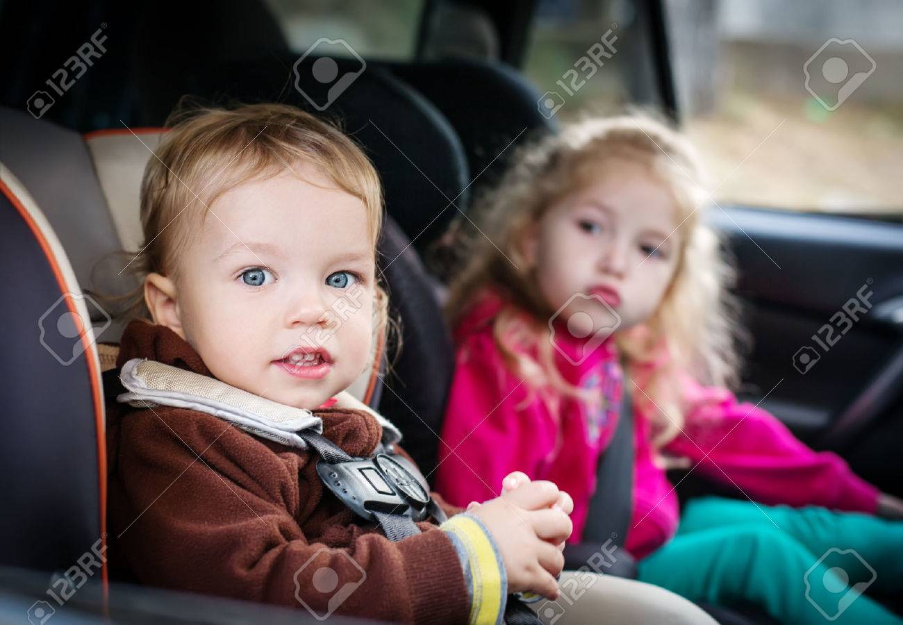 車の中で車の座席でかわいい小さな子供たち の写真素材 画像素材 Image