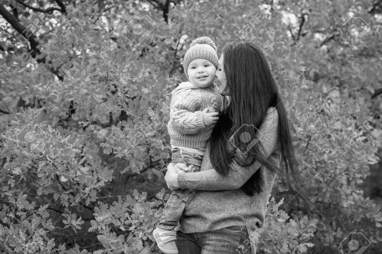 Bonne Maman Et Bebe Garcon Sur Pied A L Automne Noir Et Blanc Banque D Images Et Photos Libres De Droits Image