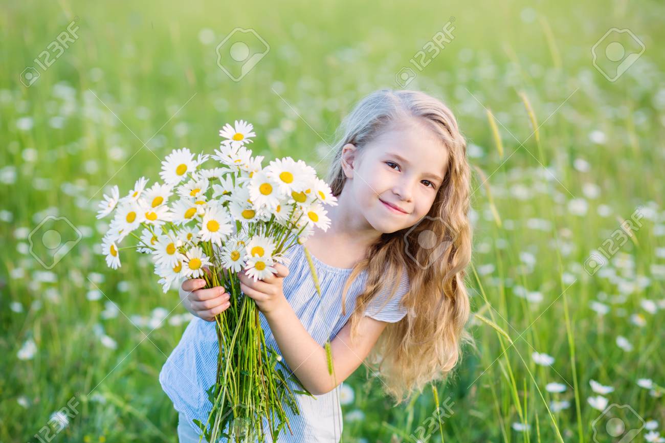 春のカモミール畑でかわいい笑顔の女の子 の写真素材 画像素材 Image