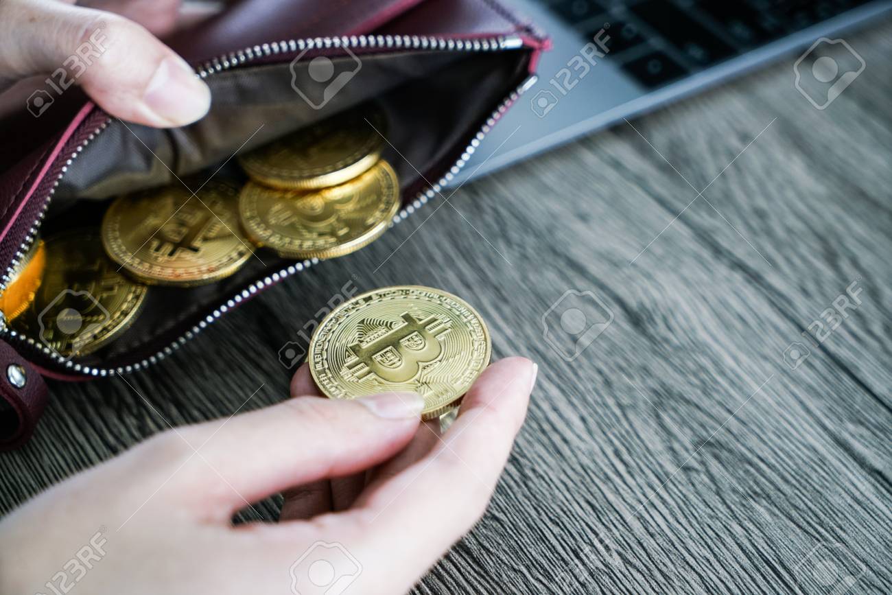 가상 화폐 지갑 골드 비트 코인 비트 코인 노트북 지갑 비트 코인 손에 로열티 무료 사진, 그림, 이미지 그리고 스톡포토그래피.  Image 104491737