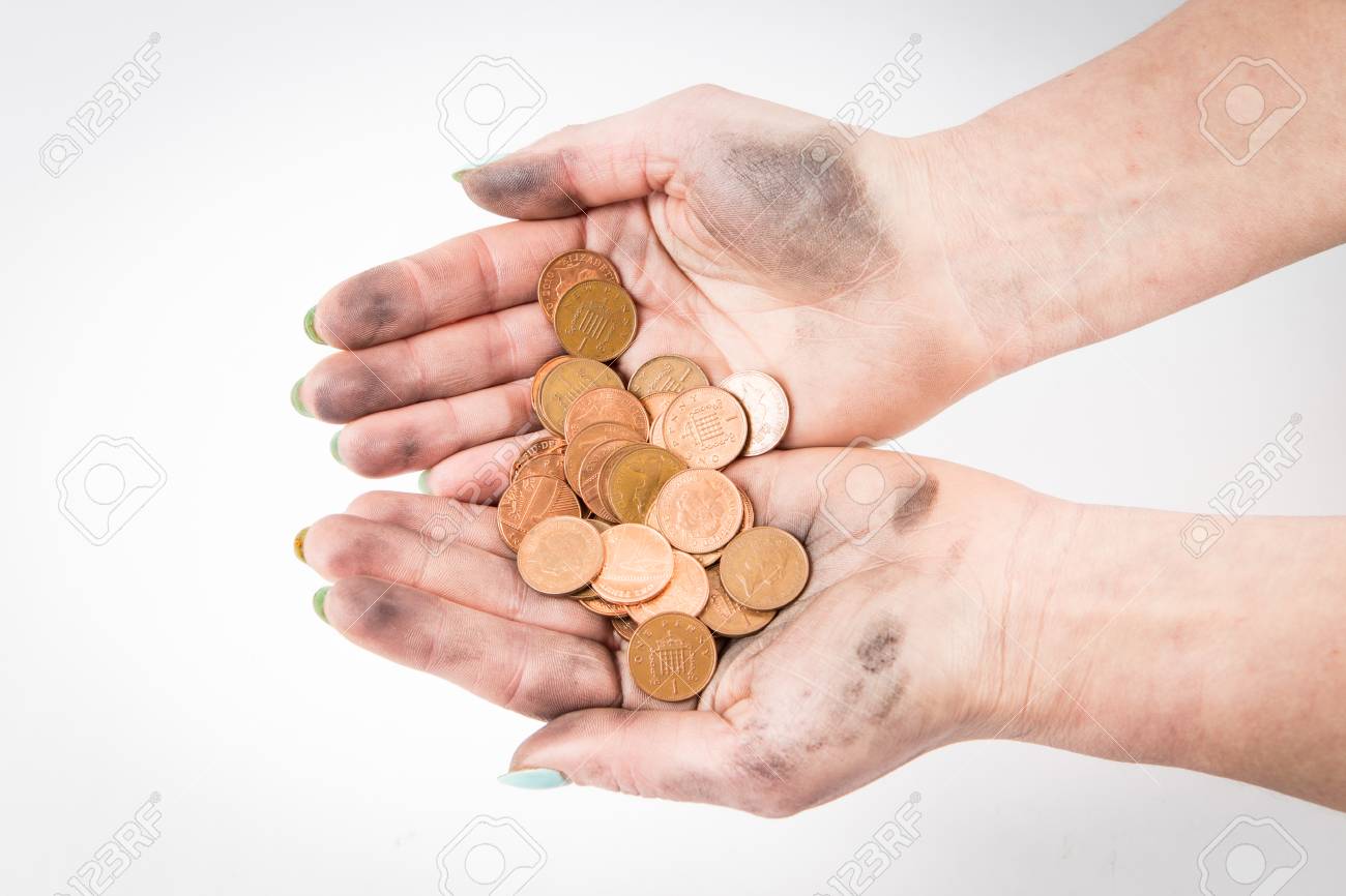 マックはどこでお金があり、彼の白い背景で隔離されたコインを保持する2つの汚れた手の写真素材・画像素材 Image 96772097