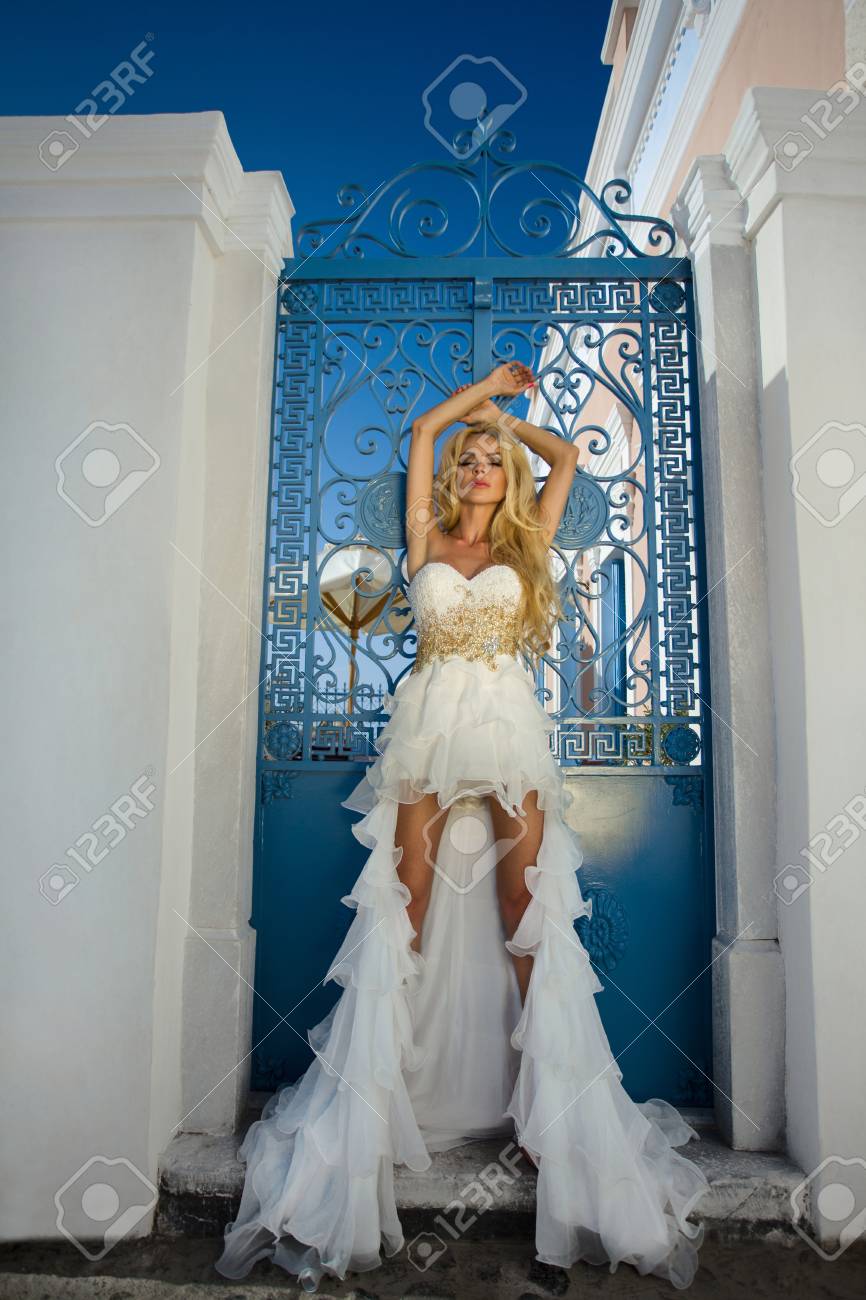 abito da sposa bianco e blu