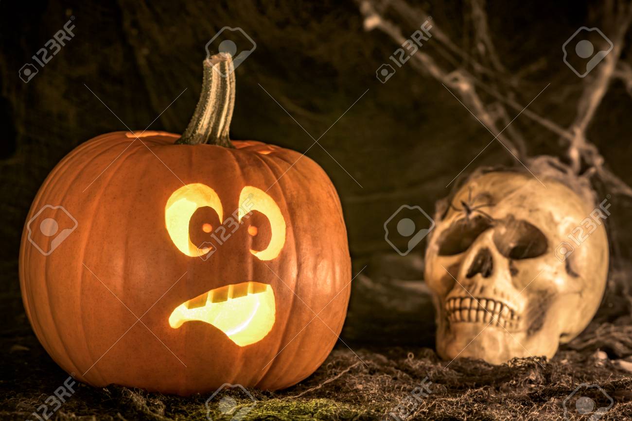 ポストカードの背景 ハロウィン 怖いカボチャと人間の頭蓋骨 の写真素材 画像素材 Image ポストカードの背景 ハロウィン 怖いカボチャと人間の頭蓋骨 の写真素材 画像素材 Image