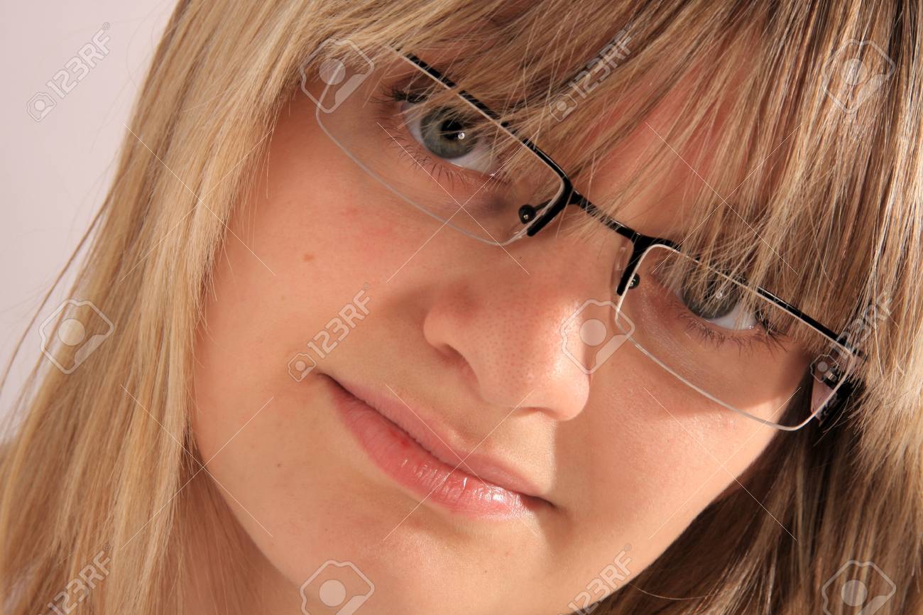 Mädchen mit Brille Mädchen mit Brille