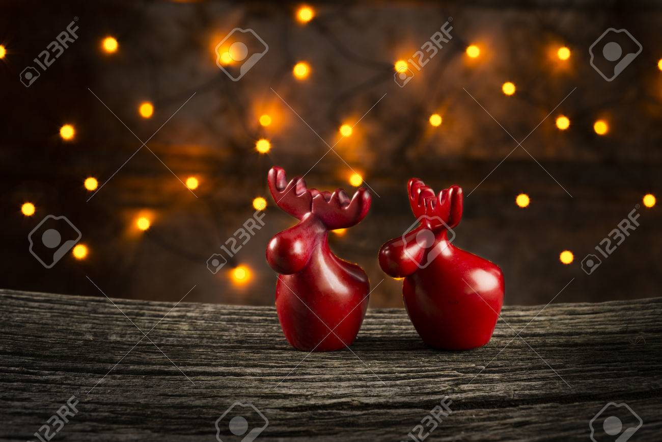 クリスマスの背景と恋のトナカイを表す 2 つのかわいい置物 の写真素材 画像素材 Image