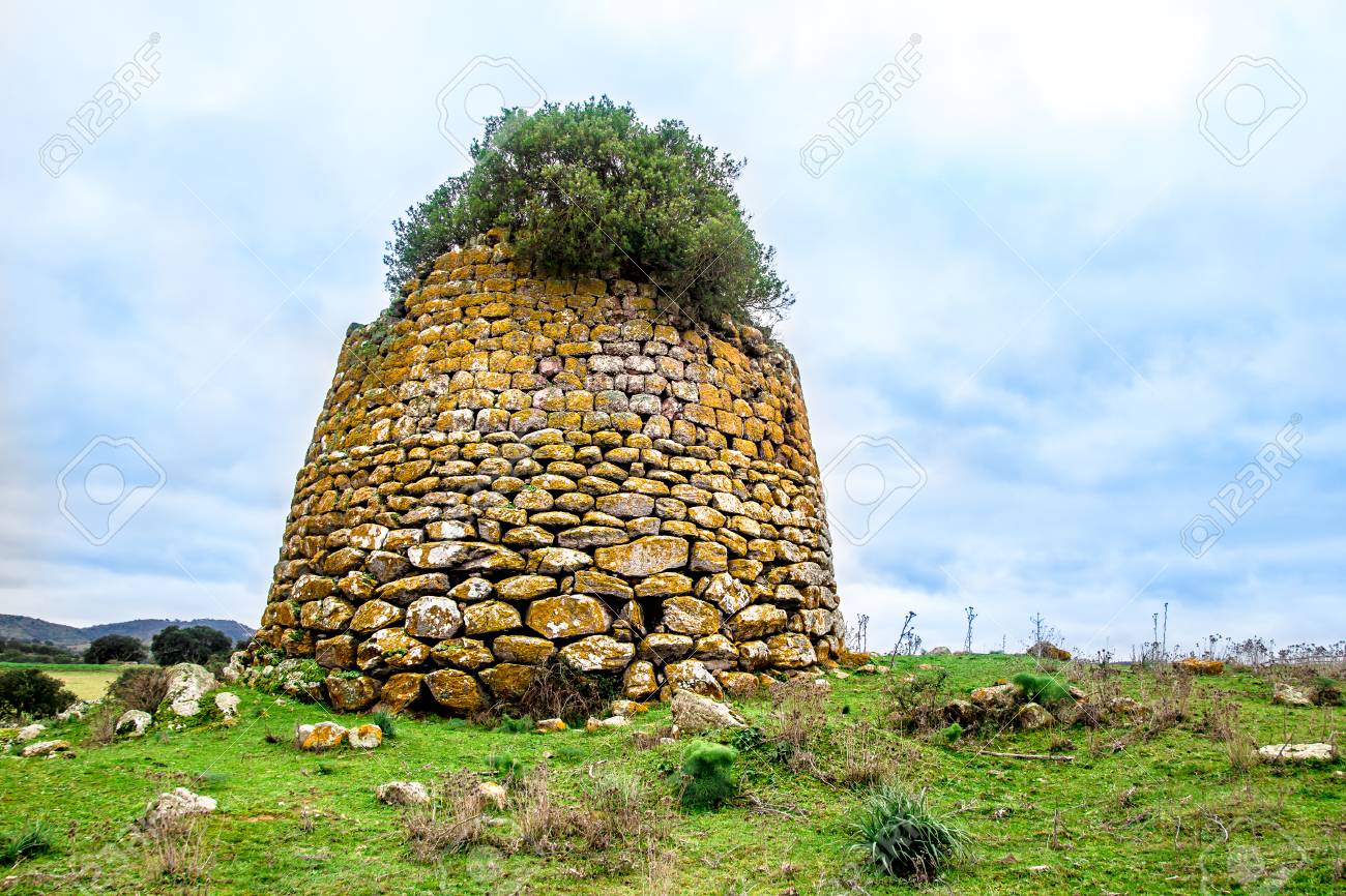 ヌラーゲ イタリア サルデーニャ島の青銅器時代の間に建てられた古代の巨石の建物の主な種類 の写真素材 画像素材 Image