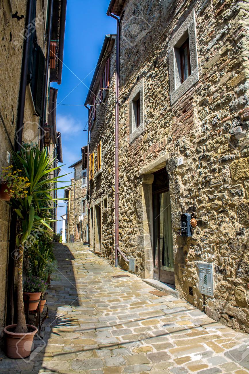 中世の町コルトーナのタスカニー イタリアの典型的な路地 の写真素材 画像素材 Image