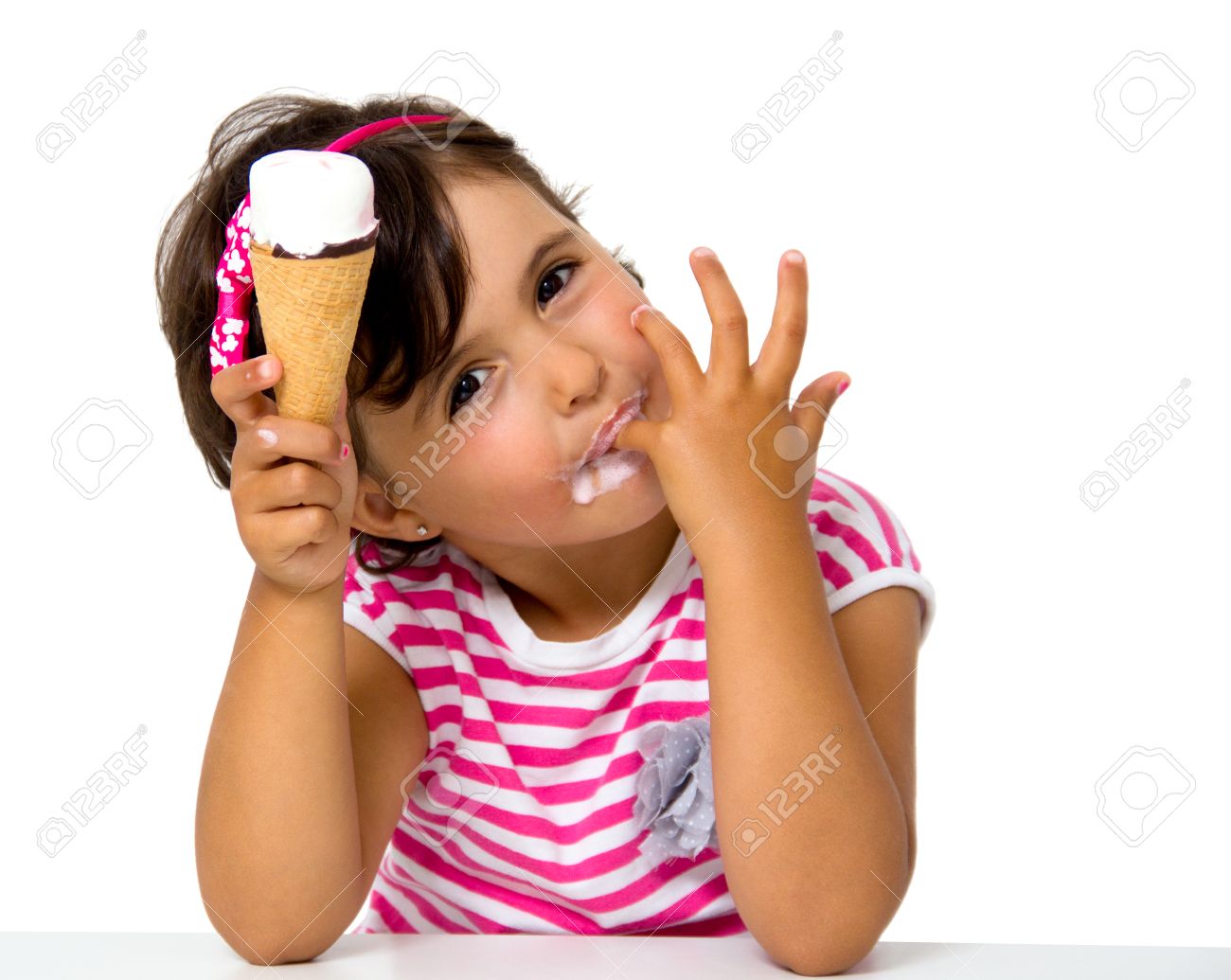 Девочка с мороженым. Маленькая девочка ест мороженое. Девочка ест эскимо. Девочка ест мороженое. Ice cream девочка.
