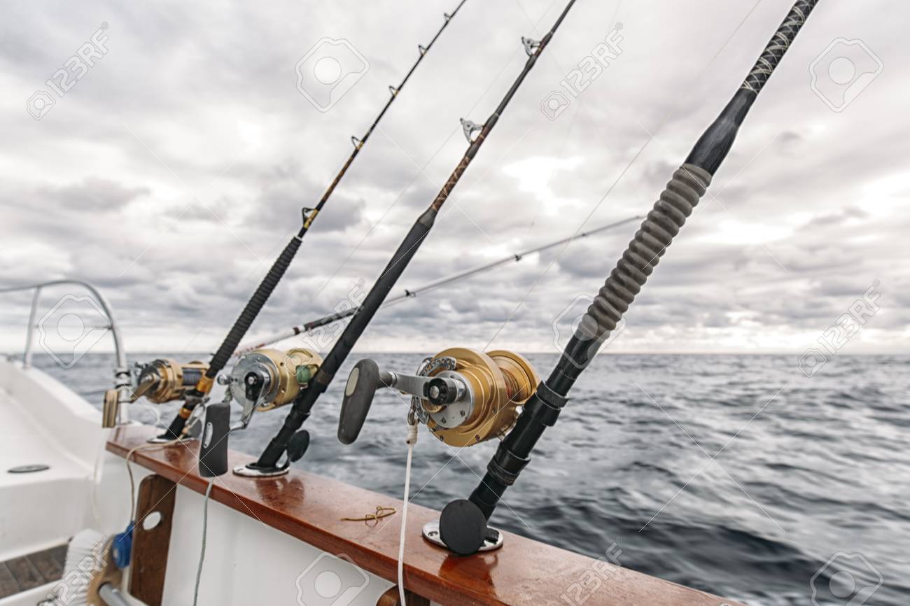 Cañas De Pescar En Un Barco De Pesca De Atún Fotos, Retratos, Imágenes Y Fotografía De Archivo Libres De 47013890.