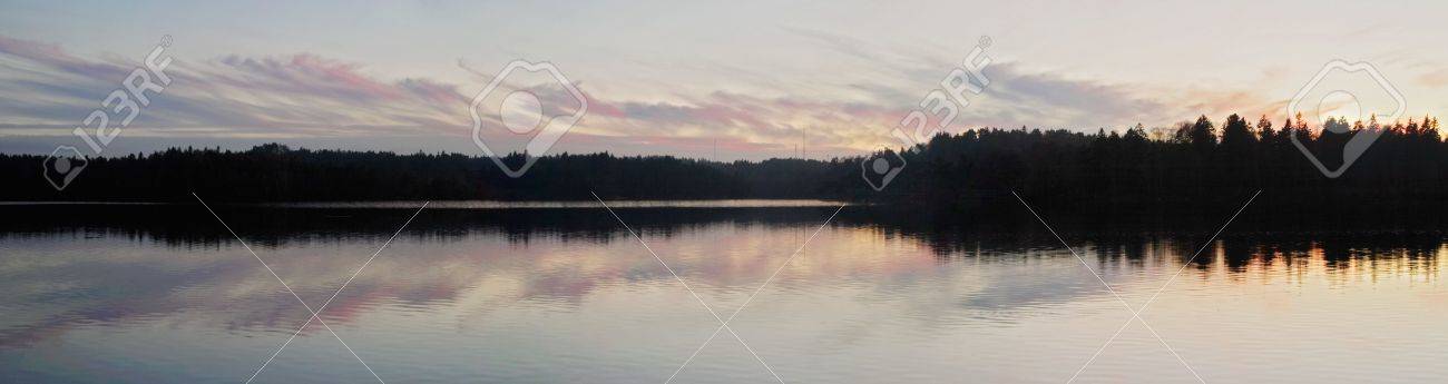 Romantische Bunten Und Schonen Sonnenuntergang Am Delsjn See Gteborg Schweden Lizenzfreie Fotos Bilder Und Stock Fotografie Image 457236