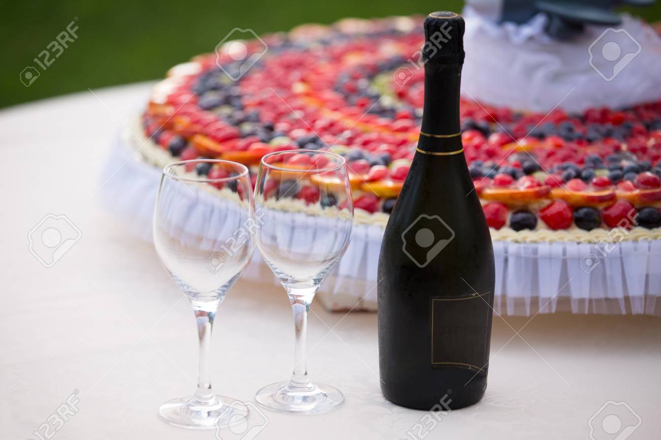 Gateau De Mariage Et Bouteille De Champagne Et Verres Banque D Images Et Photos Libres De Droits Image