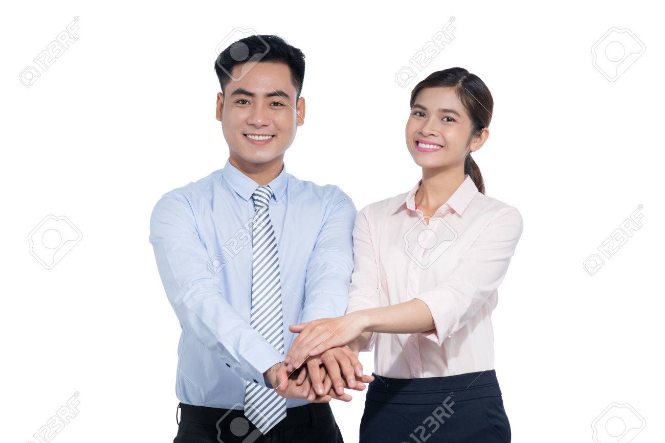 dos personas de pie con las manos en la parte superior entre sí y